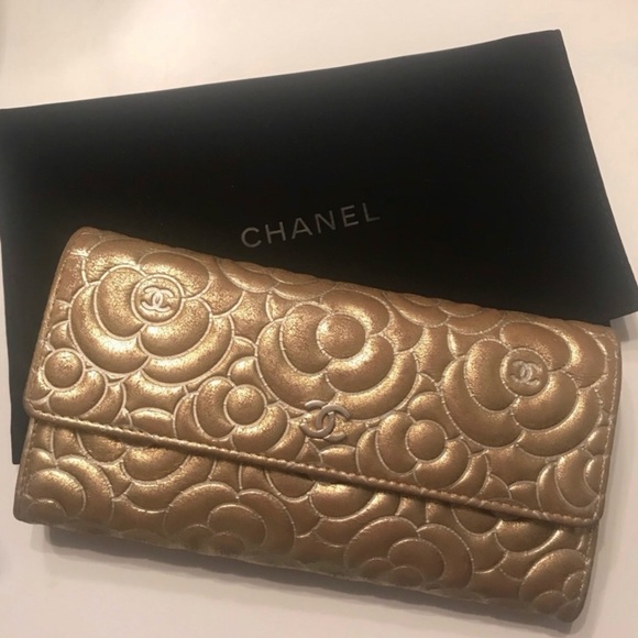 Chanel Camellia Wallet - Picture 1 of 9